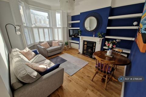 1 bedroom in a flat share to rent, Kensal Green, London, NW10