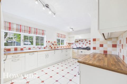 4 bedroom detached house for sale, Gainsborough Drive, Gunton