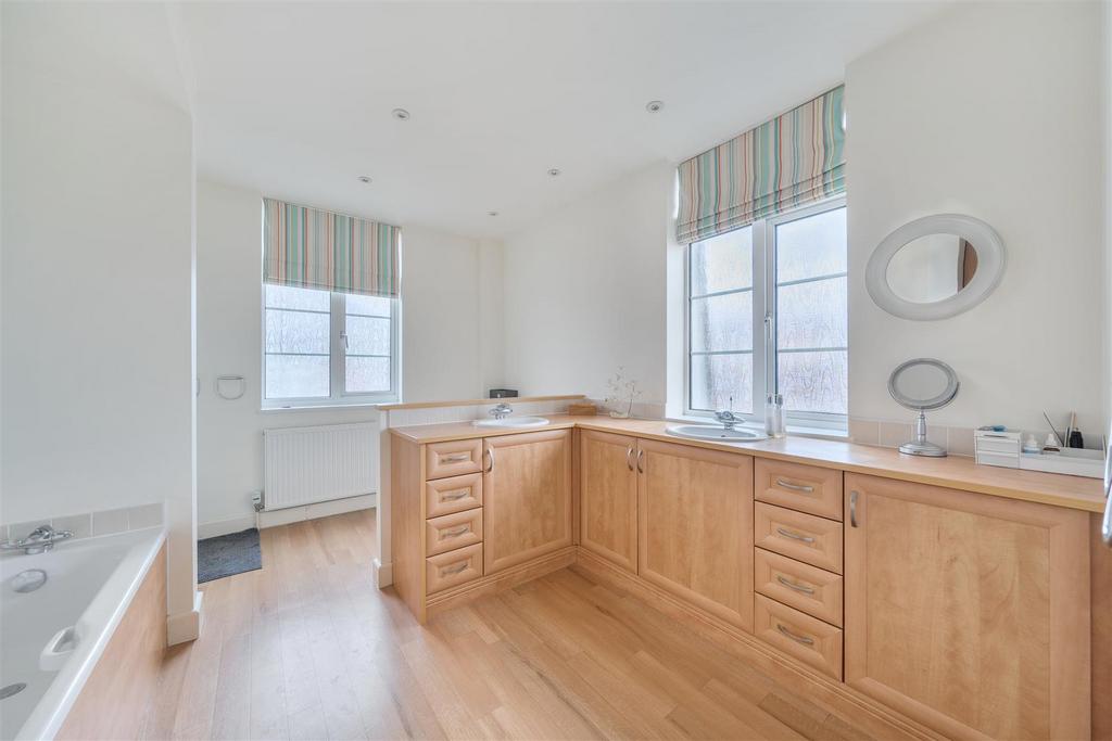Master bedroom en suite