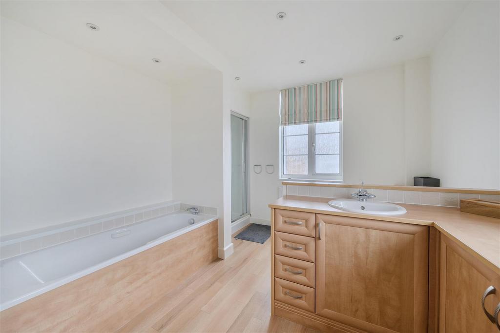 Master bedroom en suite
