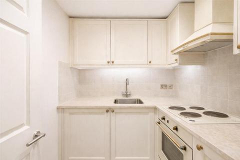 Studio to rent, Gloucester Square, London W2