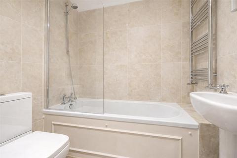 Studio to rent, Gloucester Square, London W2