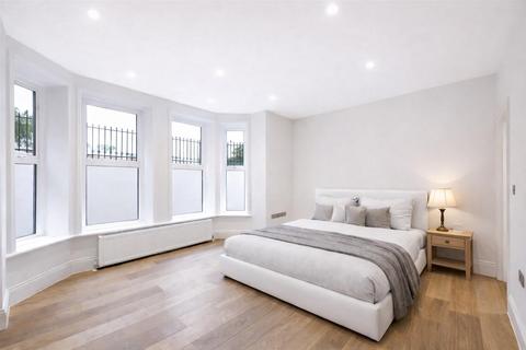 Studio to rent, Gloucester Square, London W2