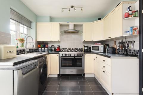 2 bedroom end of terrace house for sale, Gordon Close, Ashford