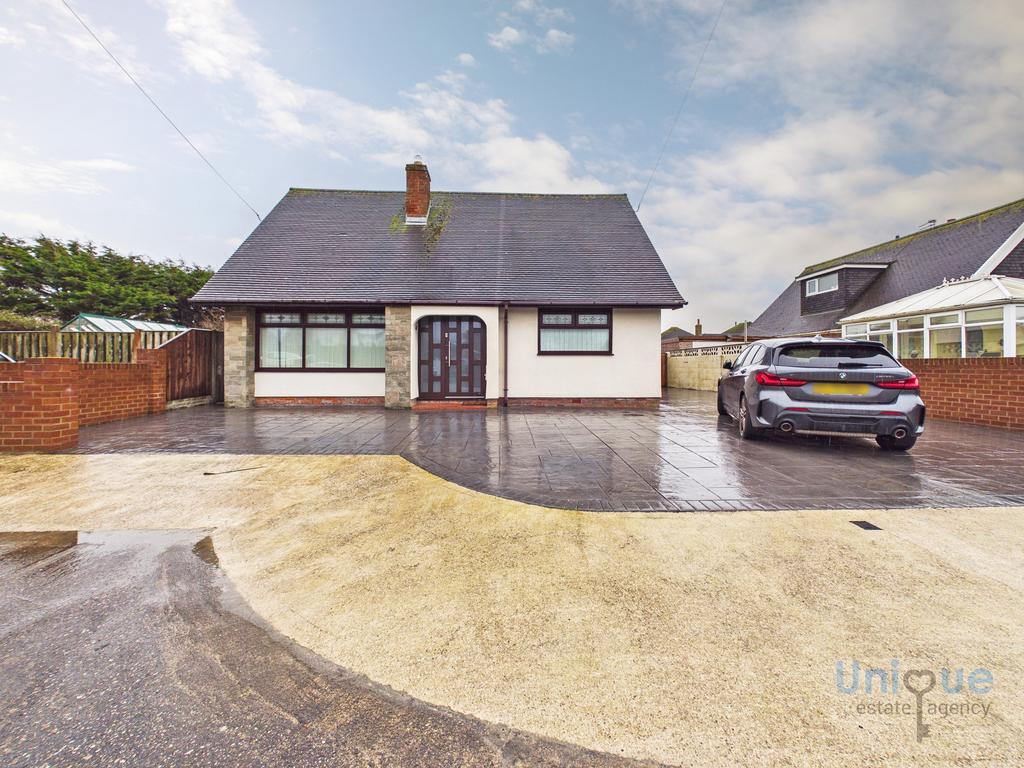 Detached house exterior, driveway