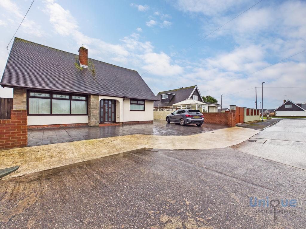 Detached house exterior, driveway