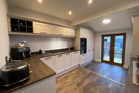 3 bedroom terraced house for sale, Gainsborough Road, Crewe