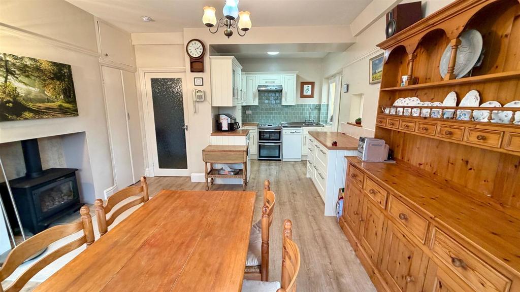 Open plan kitchen/ dining room