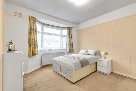 3 bedroom flat to rent, Blakenham Road, London SW17