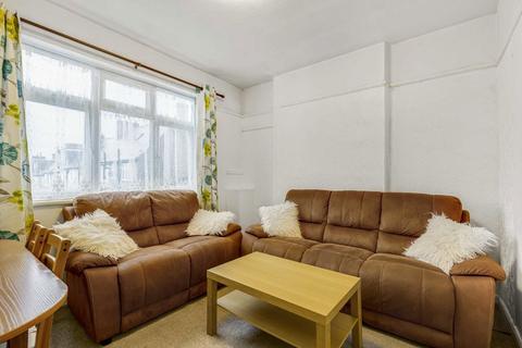 3 bedroom flat to rent, Blakenham Road, London SW17
