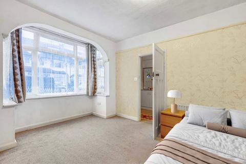3 bedroom flat to rent, Blakenham Road, London SW17