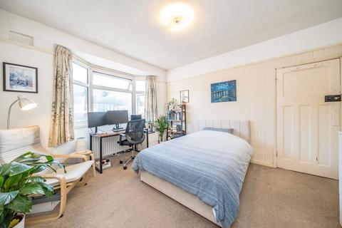 3 bedroom flat to rent, Blakenham Road, London SW17