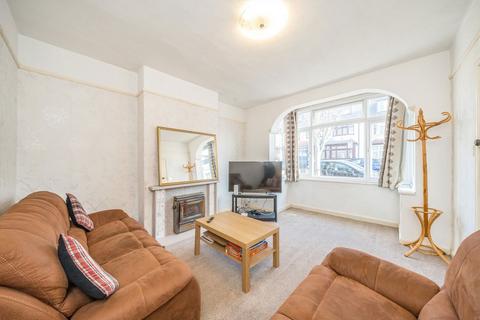 3 bedroom flat to rent, Blakenham Road, London SW17