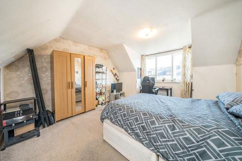 3 bedroom flat to rent, Blakenham Road, London SW17