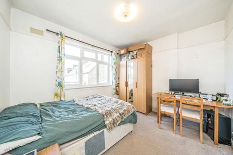 3 bedroom flat to rent, Blakenham Road, London SW17