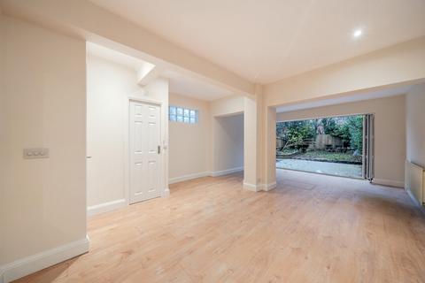 undefined, Commonside East, Mitcham CR4
