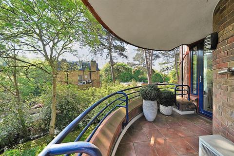 3 bedroom flat for sale, Savoy Court, Firecrest Drive, Hampstead, NW3
