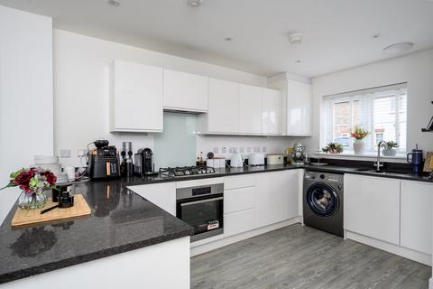 2 bedroom end of terrace house for sale, Grant Avenue, Walton-on-Thames, KT12