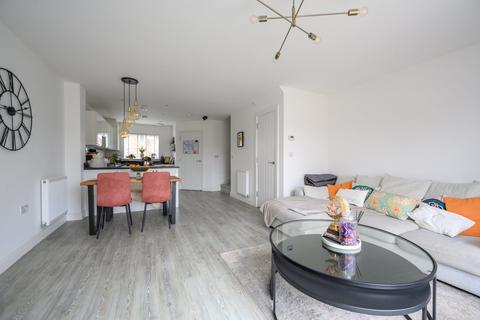 2 bedroom end of terrace house for sale, Grant Avenue, Walton-on-Thames, KT12