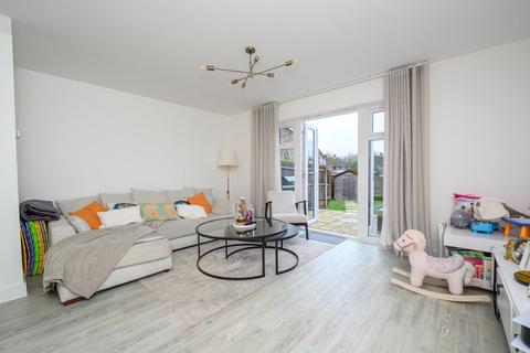 2 bedroom end of terrace house for sale, Grant Avenue, Walton-on-Thames, KT12