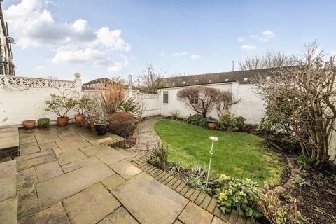 3 bedroom end of terrace house for sale, Heatherset Gardens, London SW16