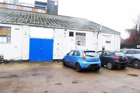 Distribution warehouse to rent, London Rd Baldock SG7 6NG