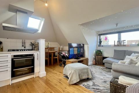 2 bedroom apartment to rent, 713 London Road, Cheam SM3