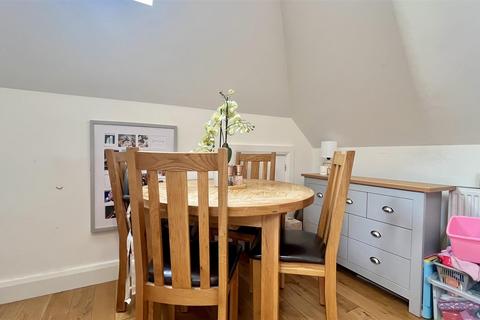 2 bedroom apartment to rent, 713 London Road, Cheam SM3