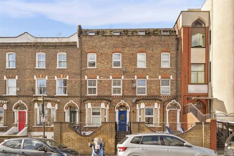 Studio to rent, St. Thomas Road, Finsbury Park, London