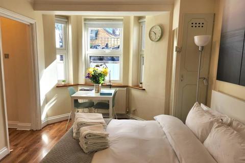 Studio to rent, St. Thomas Road, Finsbury Park, London