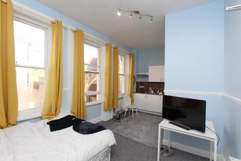 Studio to rent, Castletown Road, West Kensington W14