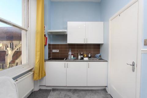 Studio to rent, Castletown Road, West Kensington W14