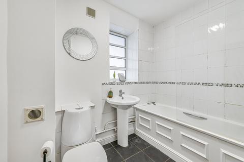 2 bedroom flat for sale, Cubitt House, Clapham, London, SW4