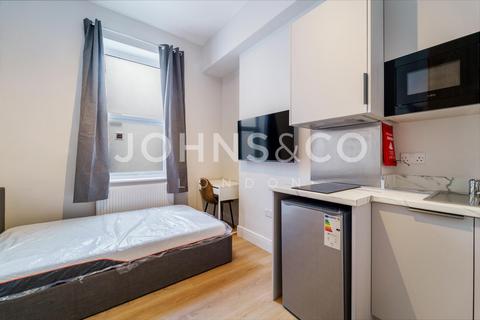 Studio to rent, Uxbridge Road, Hammersmith, London, W12