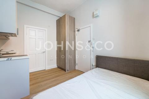 Studio to rent, Uxbridge Road, Hammersmith, London, W12