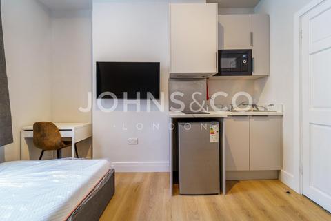 Studio to rent, Uxbridge Road, Hammersmith, London, W12