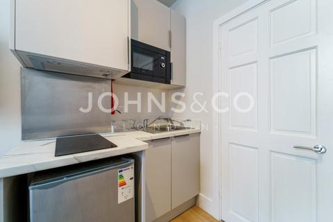 Studio to rent, Uxbridge Road, Hammersmith, London, W12