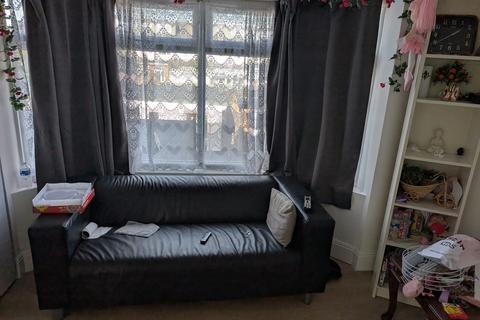 2 bedroom flat to rent, Flat 2, Southall, UB1