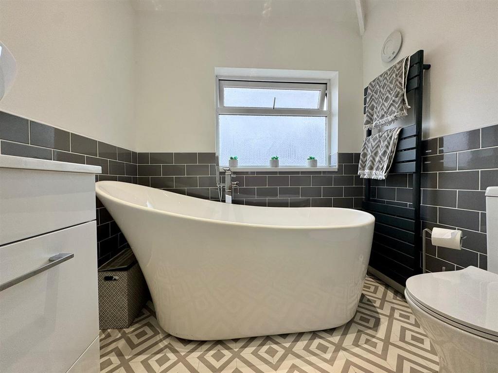 Main bathroom, 2.jpeg