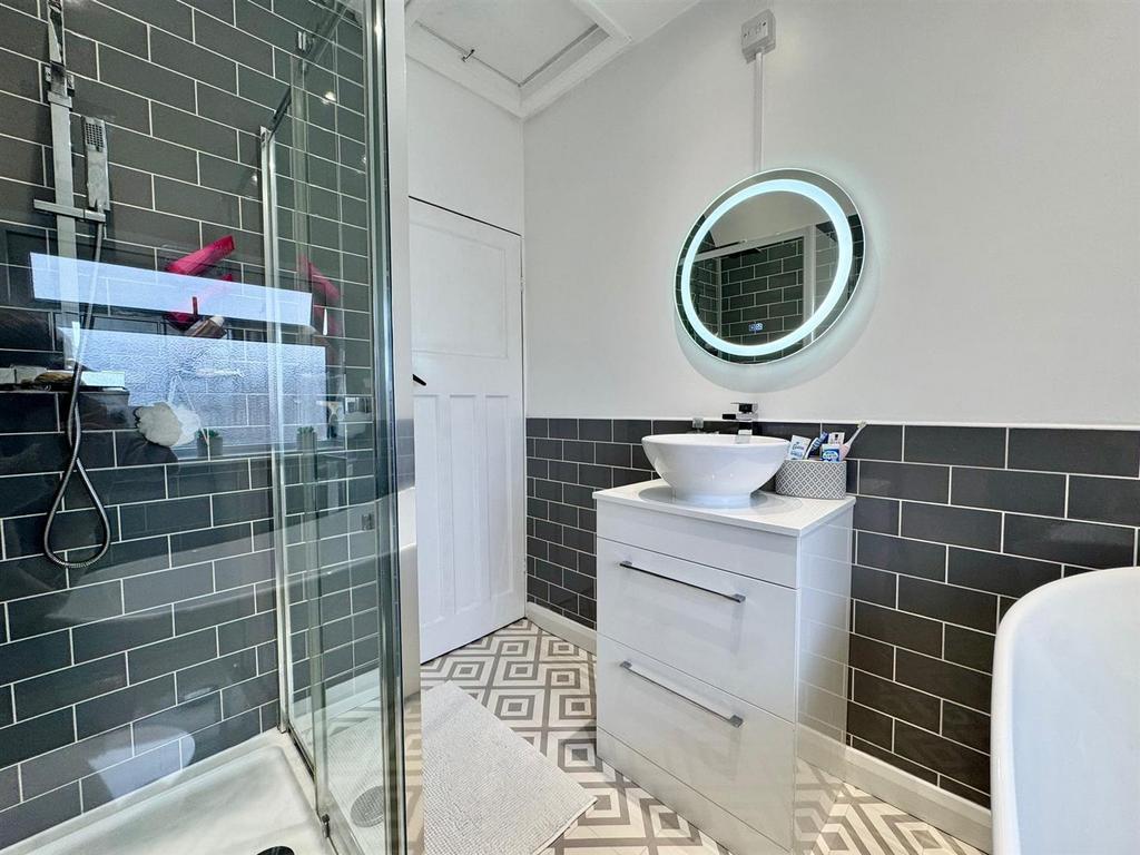 Main bathroom, 3.jpeg
