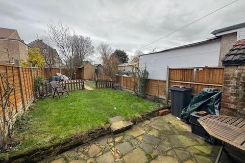 3 bedroom terraced house to rent, Oatlands Road, Enfield, EN3