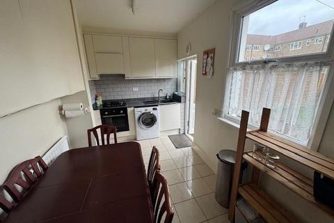 3 bedroom terraced house to rent, Oatlands Road, Enfield, EN3
