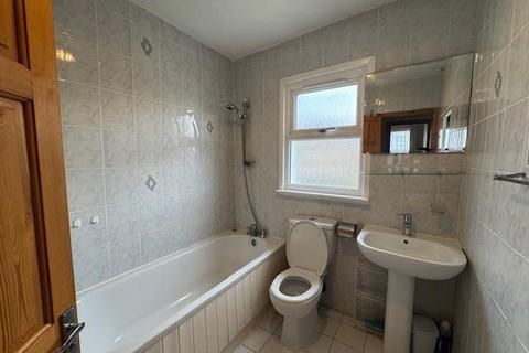 3 bedroom terraced house to rent, Oatlands Road, Enfield, EN3