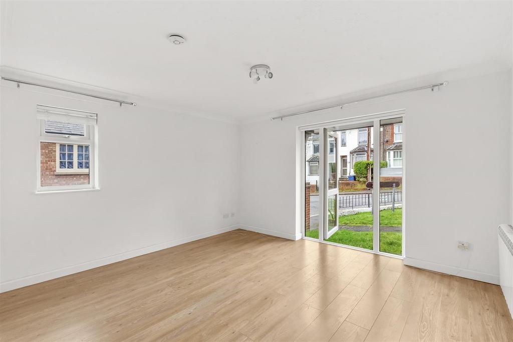 43 Sovereign Court, Totteridge Ave, HP13 6 XL-6.jpg