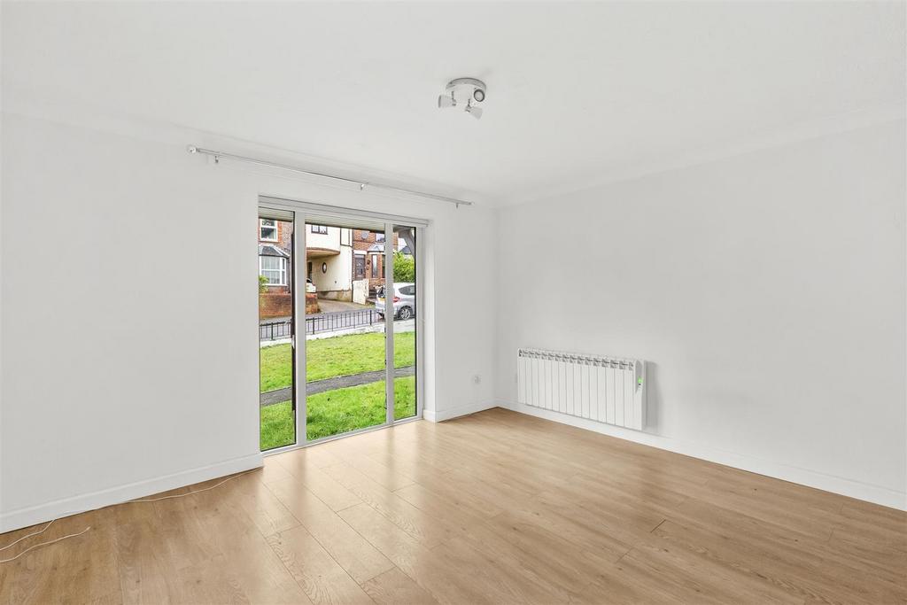 43 Sovereign Court, Totteridge Ave, HP13 6 XL-7.jpg
