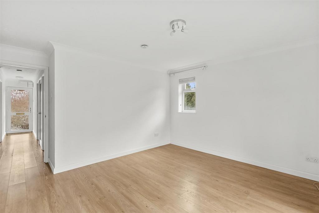 43 Sovereign Court, Totteridge Ave, HP13 6 XL-8.jpg
