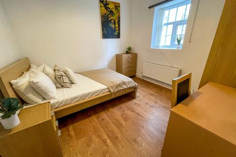 2 bedroom flat to rent, Falkner Square, L8 7NZ,