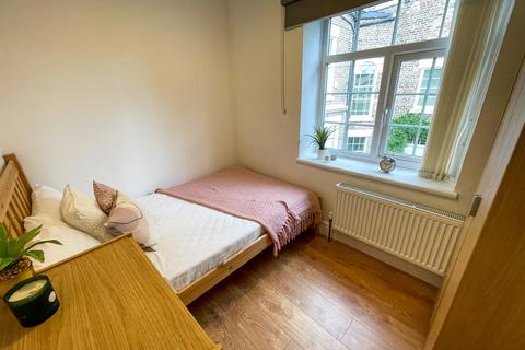 2 bedroom flat to rent, Falkner Square, L8 7NZ,