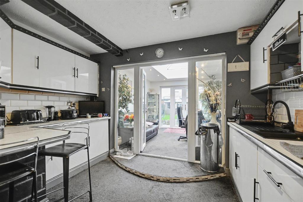 Kitchen 2.jpeg