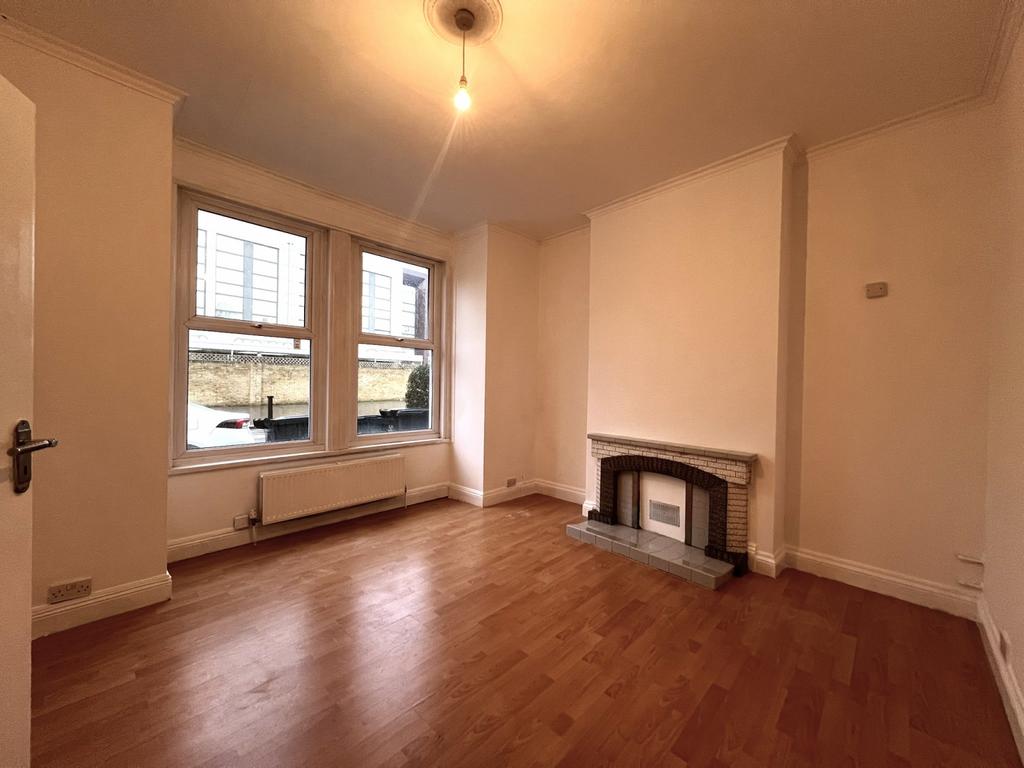 3 Bedrooms - 2 Receptions Terraced house to let a